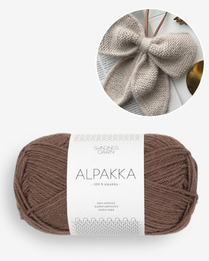 Garnpaket December Bow von PetiteKnit gestrickt mit Alpakka in eichenlaub