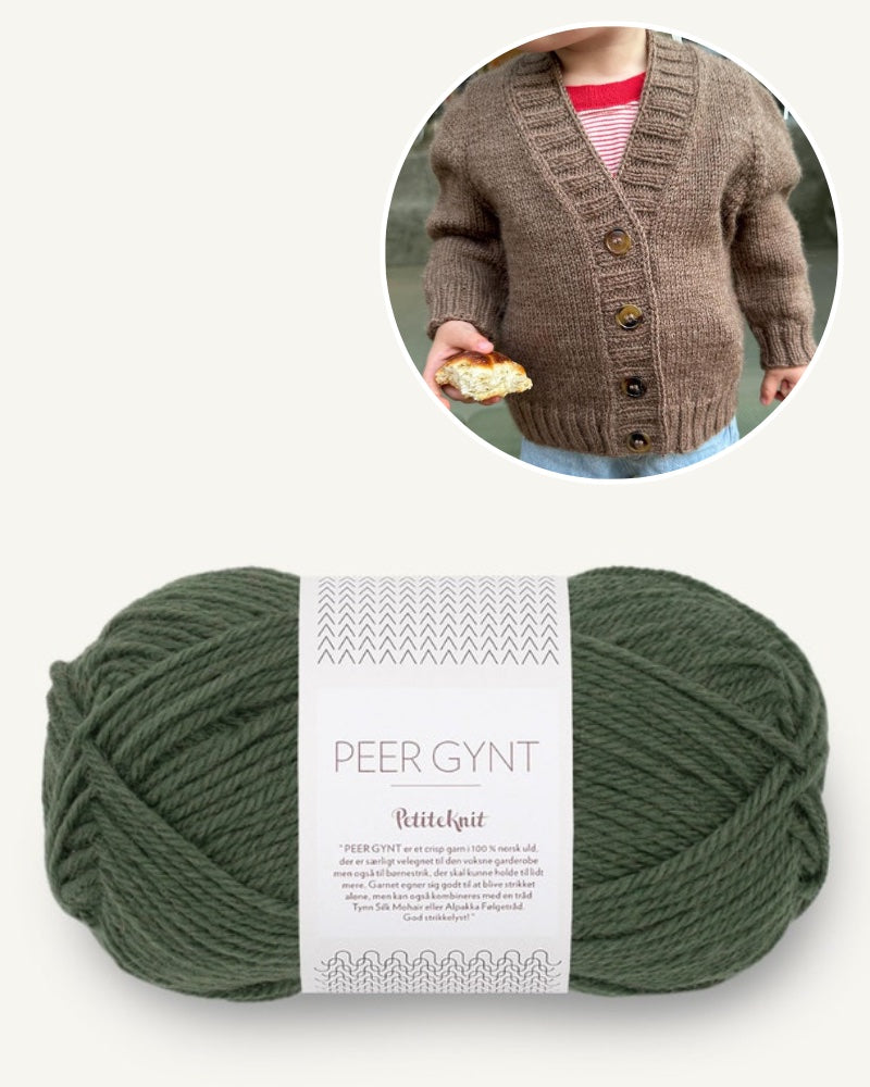 PetiteKnit Eva Cardigan Junior aus Peer Gynt von Sandnes Garn in pinie