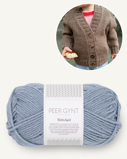 PetiteKnit Eva Cardigan Junior aus Peer Gynt von Sandnes Garn in hellblau