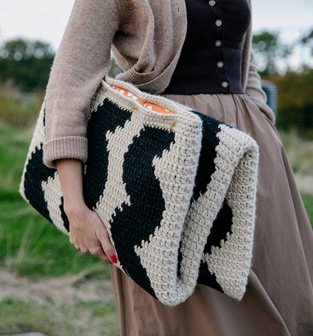 Modellfoto aus Häkeln Flow von Moll Mills, große Häkelclutch Tasche in  beige schwarz