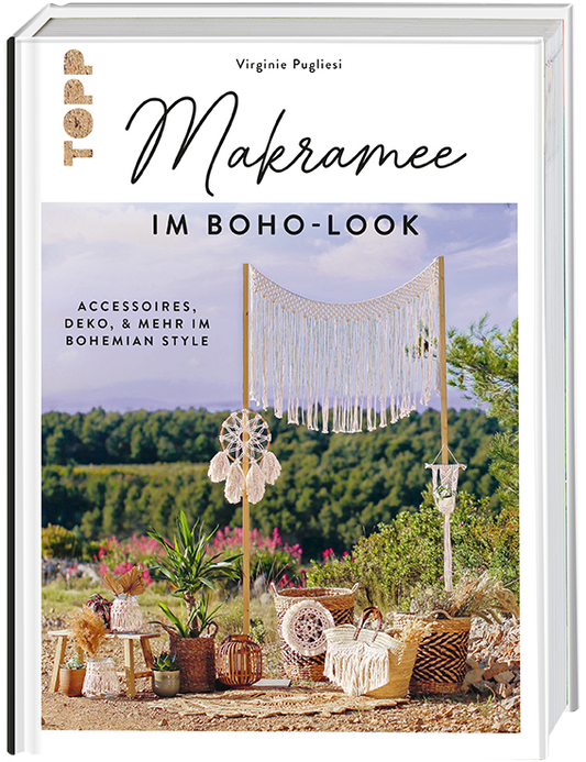 Titelbild Makramee im Boho-Look, Aussenaufnahme mit vielen Accessoires, sommerlich