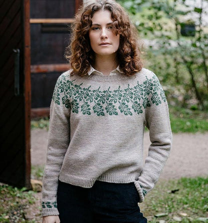 Nordic Top Down, Modellbild mit Musterpullover, Blättermuster