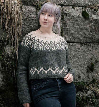 Nordic Top Down Modellbild Musterpullover mit Zackenmuster schwarz weiß