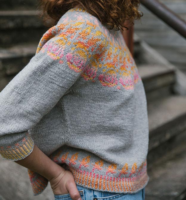 Nordic Top Down Modellbild Pullover mit buntem Blumenmuster