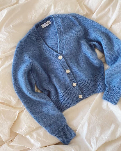 PetiteKnit April Cardigan Farbe blue eyes baby 5