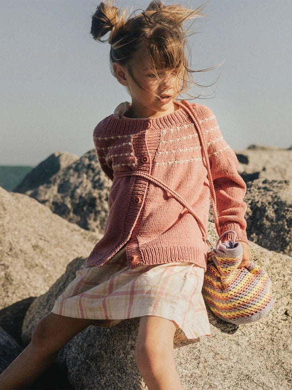 Sandnes Magazin 2306, Sommer Kinder Modellbild Strickjacke mit Streifenpasse