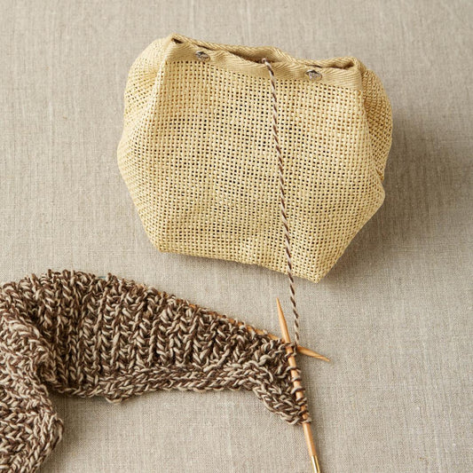 CocoKnits Mesh Projectbag, geschlossen, Faden ist rausgeführt, Strickstück mit abgebildet, in Benutzung