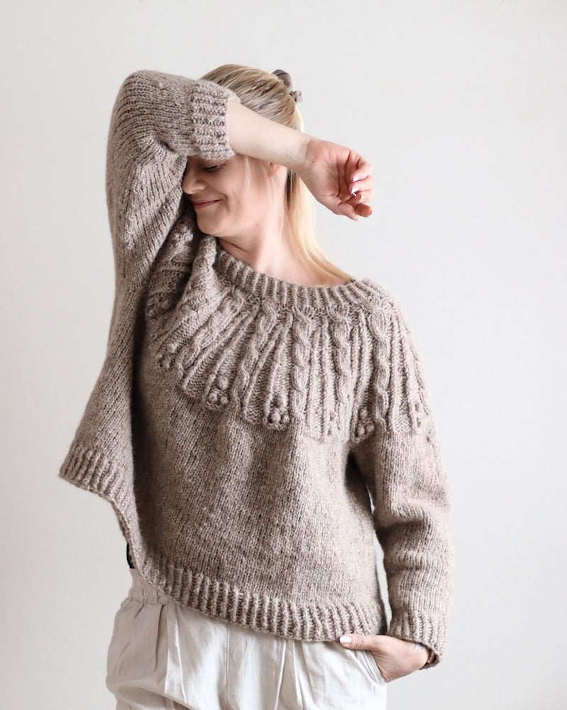 Moana Sweater | Zopfmusterpasse mit Halaus von Novita