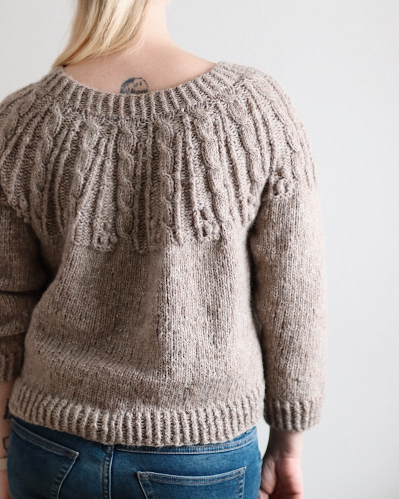 Moana Sweater | Zopfmusterpasse mit Halaus von Novita