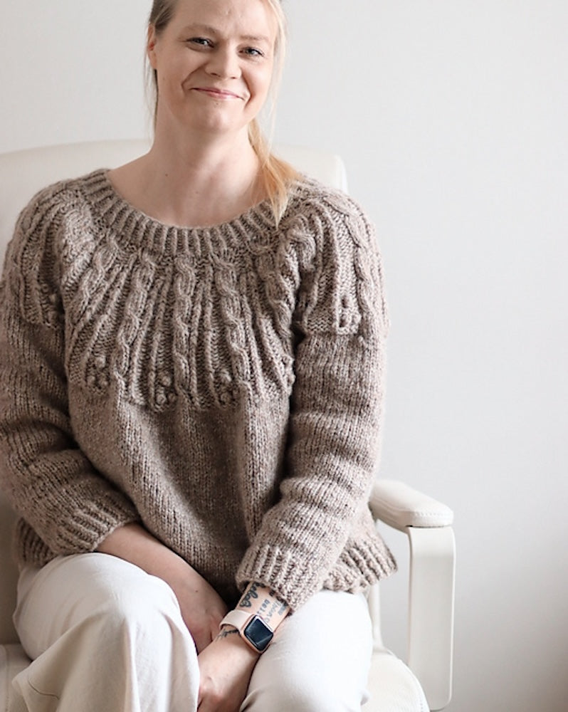 Moana Sweater | Zopfmusterpasse mit Halaus von Novita