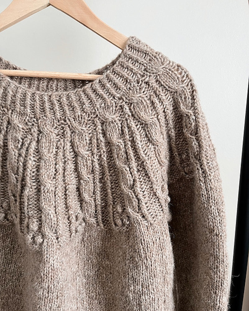 Moana Sweater | Zopfmusterpasse mit Halaus von Novita