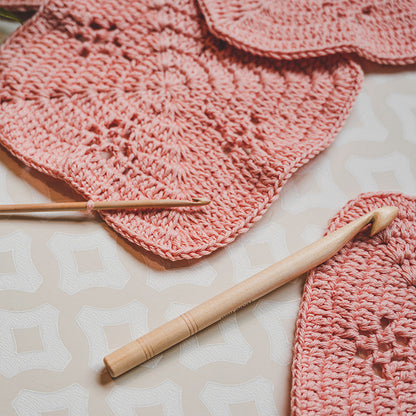 KnitPro Basic Birch Häkelnadel mit Häkelhandarbeit