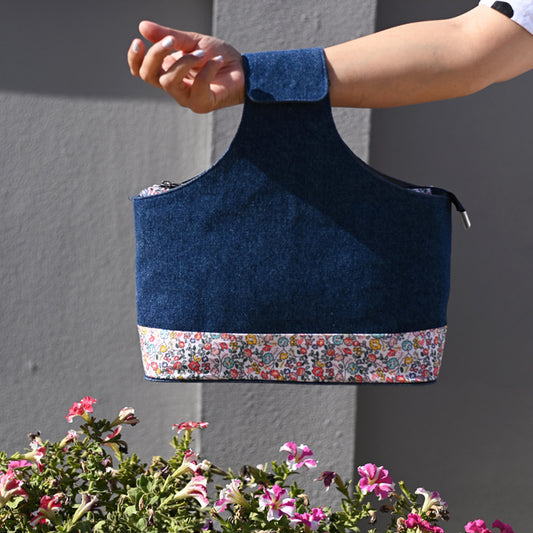 KnitPro Handgelenktasche, Blüten, in Aktion am Handgelenk mit schönen Blüten im Hintergrund