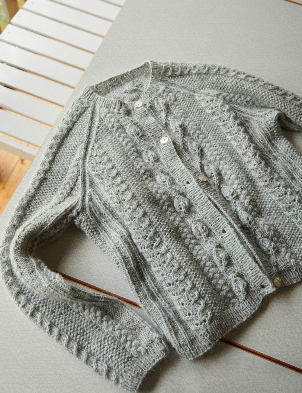 LeKnit Anemone Cardigan aus Felted Tweed von Rowan zusammen mit Tynn Silk Mohair von Sandnes Garn 1