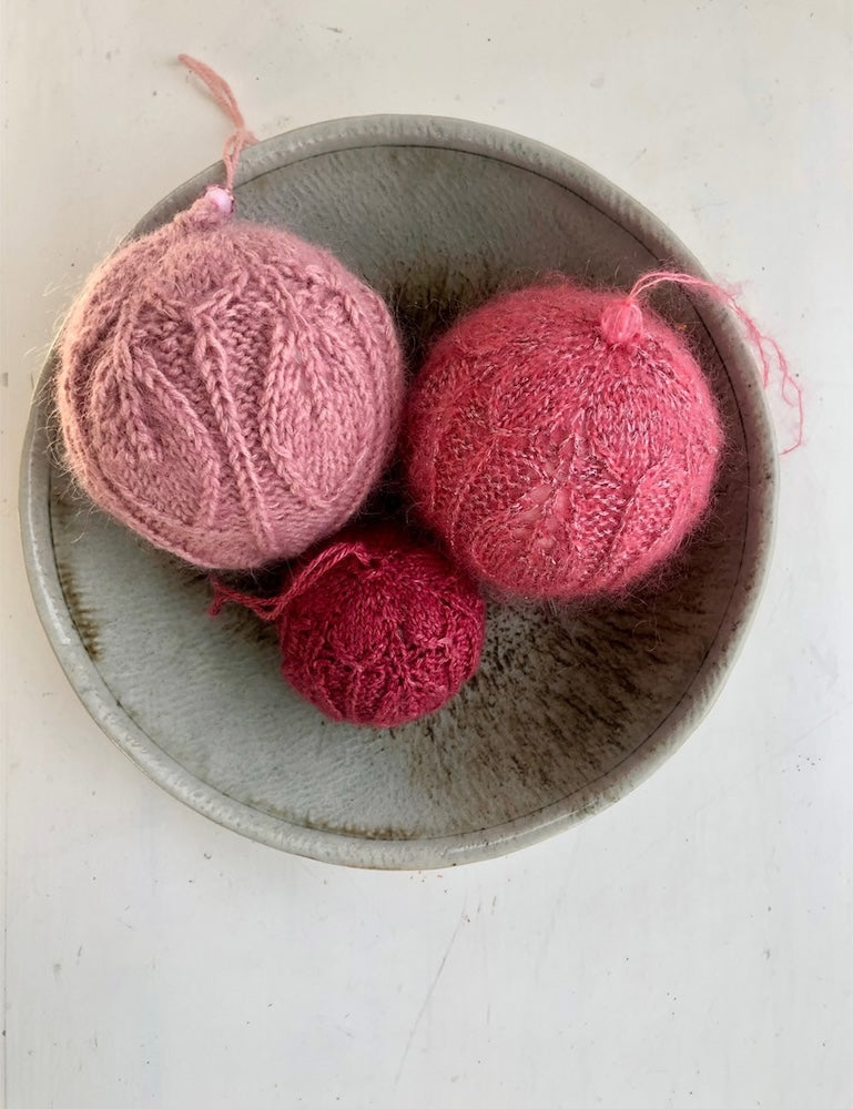 LeKnit Dahlia Weihnachtskugeln im Set aus Alpakka Silke, Sunday und Tynn Silk Mohair von Sandnes Garn 2