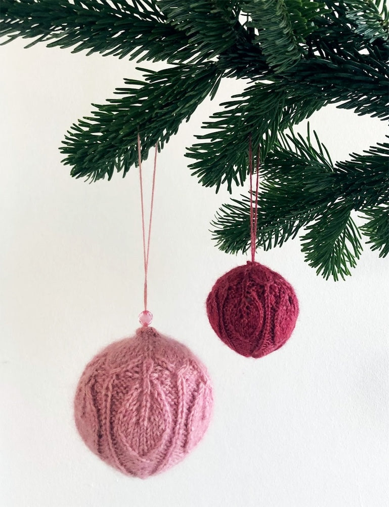 LeKnit Dahlia Weihnachtskugeln im Set aus Alpakka Silke, Sunday und Tynn Silk Mohair von Sandnes Garn 1