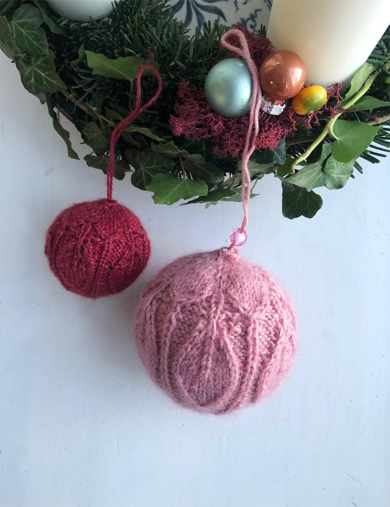 LeKnit Dahlia Weihnachtskugeln im Set aus Alpakka Silke, Sunday und Tynn Silk Mohair von Sandnes Garn 3