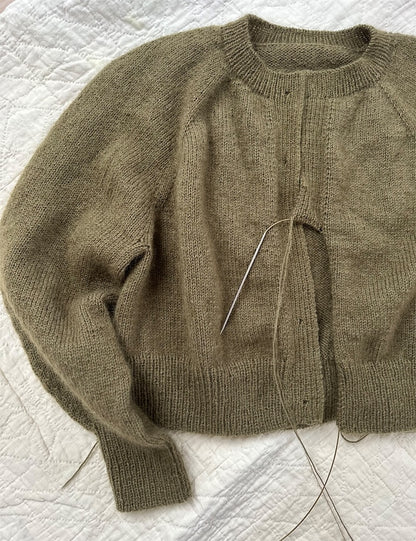 Darcy Cardigan | klassisch kurze Jacke mit Sunday und Tynn Silk Mohair von Sandnes