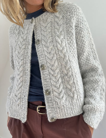 Siri Cardigan von LeKnit mit Poppy von Sandnes Garn 10