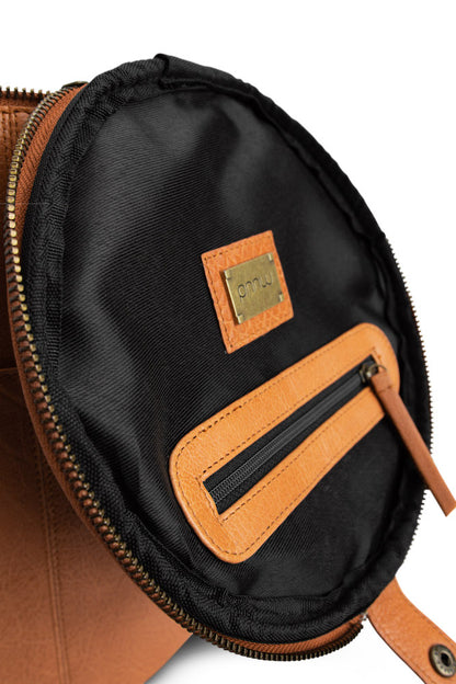 muud Tasche Saturn XL Farbe whisky, Detailaufnahme Deckel mit Reissverschlussfach