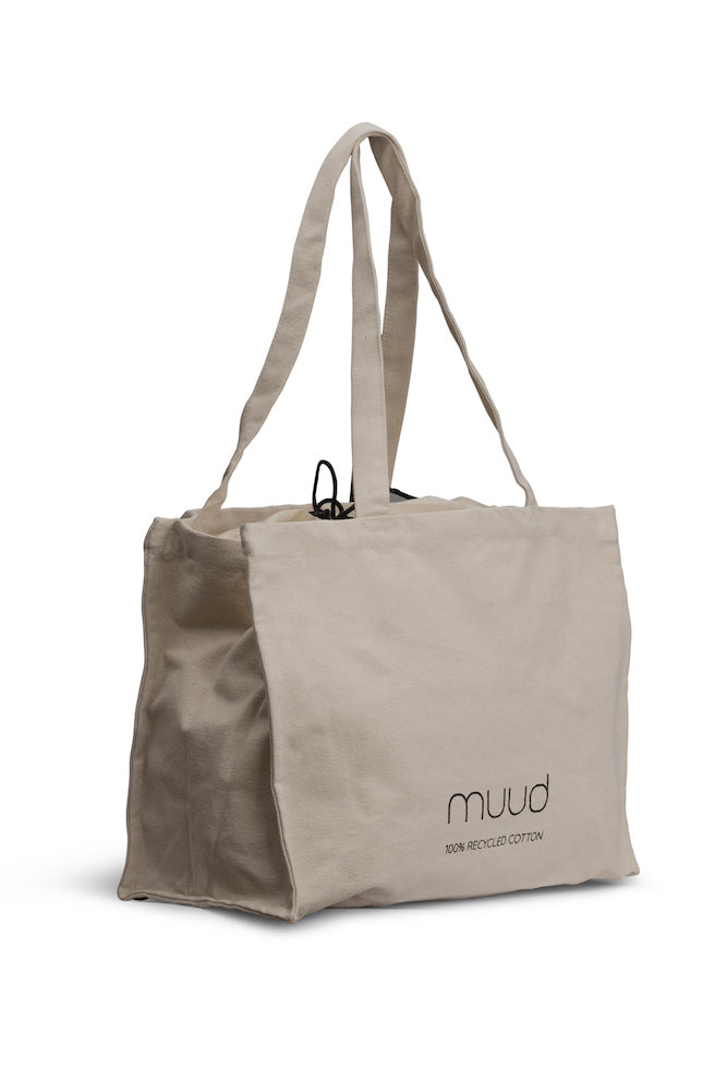 muud Recycled Shopper, beige, seitliche Ansicht, geschlossen, gefüllt