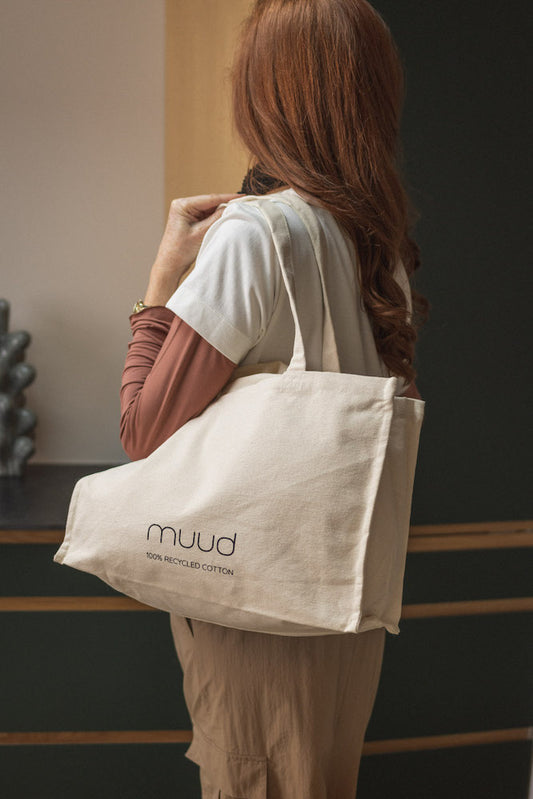 muud Recycled Shopper, beige, wird getragen über die Schulter