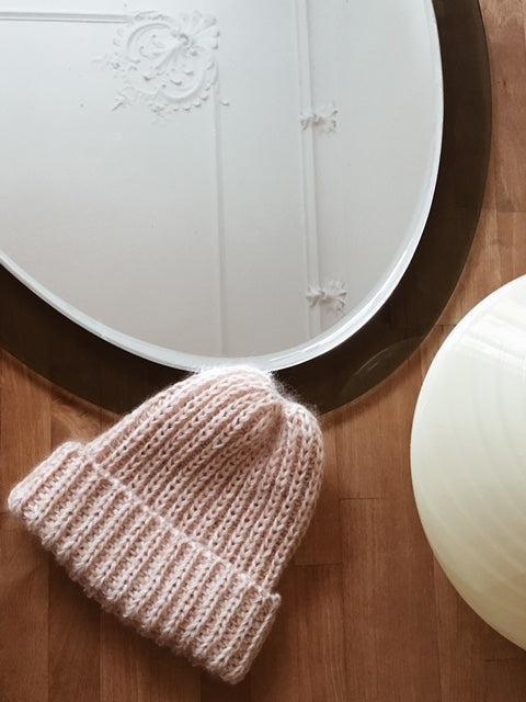 My Favorite Things Knitwear Beanie No. 1 aus Kos mit Tynn Silk Mohair von Sandnes Garn 3