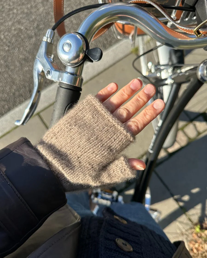 Penny Gloves von PetiteKnit mit Classic Cashmere von Cardiff 6