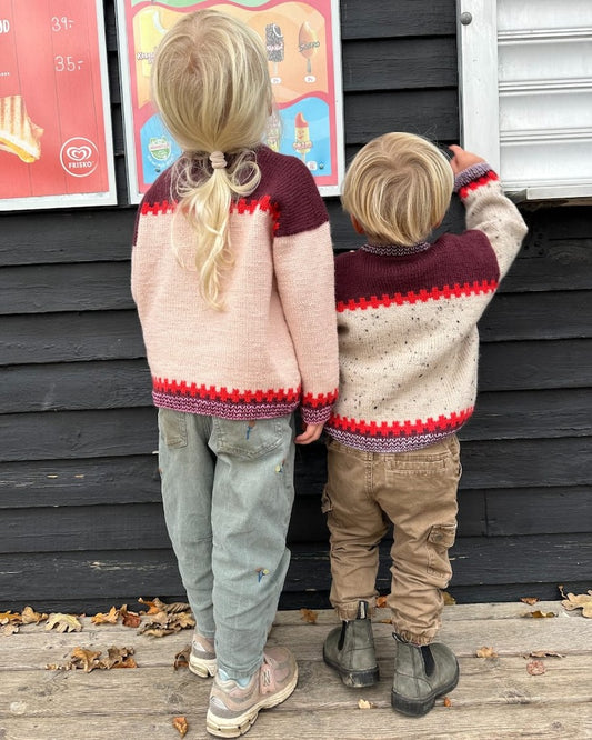 Cross Sweater Kids von PetiteKnit mit Peer Gynt von Sandnes Garn 1