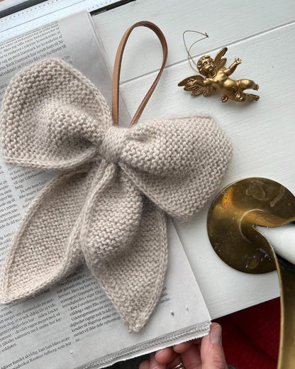 December Bow | enchanting bow made of alpaca by Sandnes Garn 