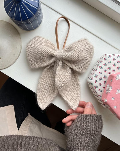 December Bow | enchanting bow made of alpaca by Sandnes Garn 