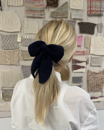 December Bow | enchanting bow made of alpaca by Sandnes Garn 