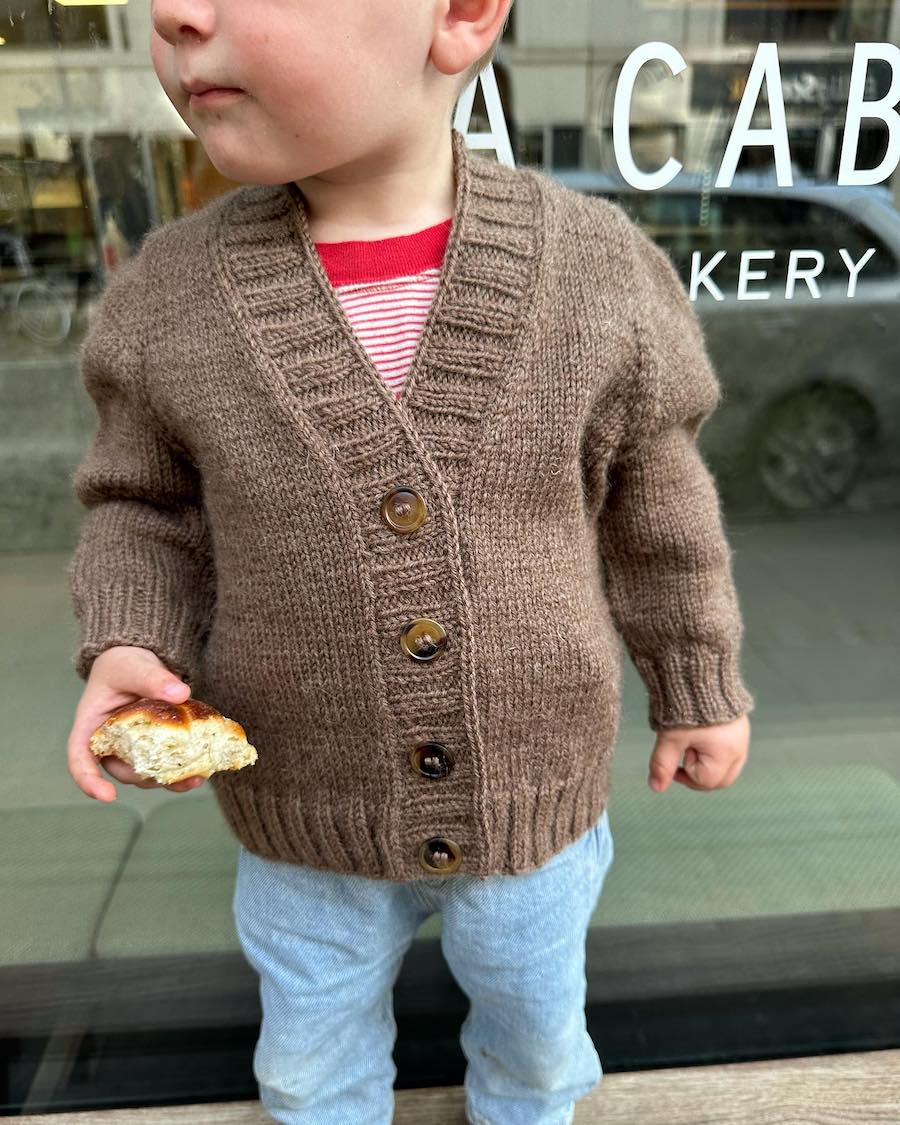 PetiteKnit Eva Cardigan Junior aus Peer Gynt von Sandnes Garn 1