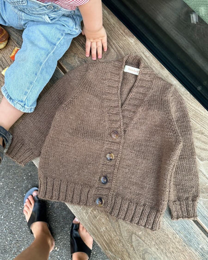 PetiteKnit Eva Cardigan Junior aus Peer Gynt von Sandnes Garn 2