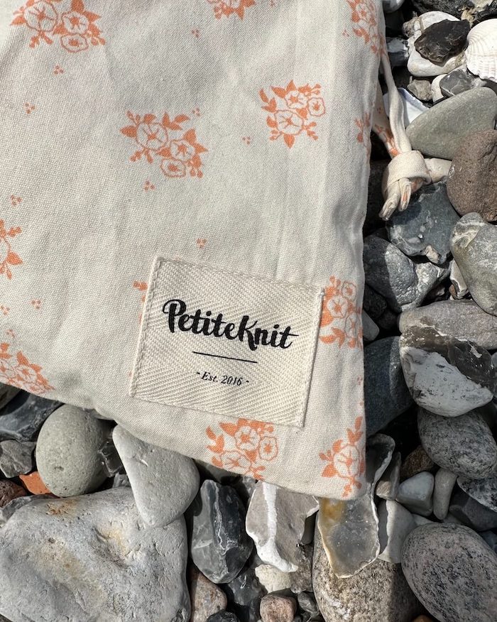 PetiteKnit, Knitters String Bag, apricot flower, Detail Farbe