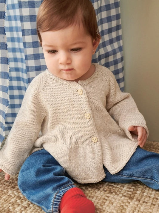 Dina Peplum Cardigan aus der Sandnes Kollektion 2407 Sommer Baby mit Line von Sandnes Garn 1Dina Peplum Cardigan aus der Sandnes Kollektion 2407 Sommer Baby mit Line von Sandnes Garn 2