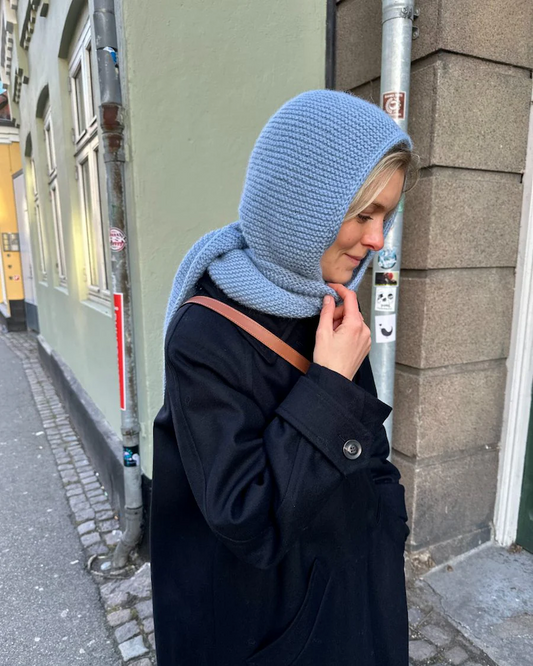 Sophie Hood von PetiteKnit mit Alpakka Ull von Sandnes Garn in der Farbe blaue hortensie 1