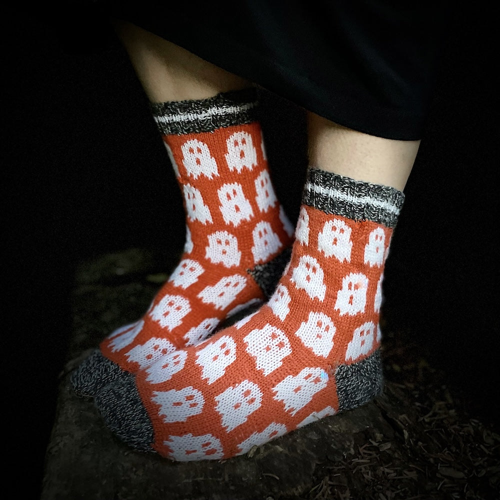 Spooky Socks von Stone Knits mit Terra von Symfonie Yarns 3